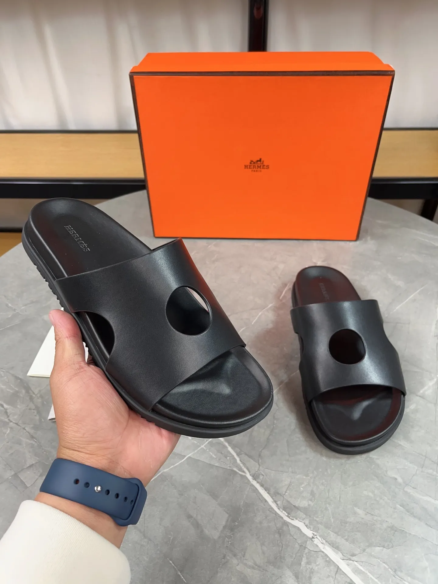 p400🐮🐮H family classic (couple style) Hermes Hermes spring and summer sandals series! Classic style, always popular slippers - sandals, great with any combination! ! ! Upper: imported PU inner lining: imported mixed sheepskin Outsole: Tpu non-slip and wear-resistant outsole Female size: 35-40 (customized at 41) Male size: 39-45 (customized at 39.45)